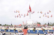 Le chef de l’Etat assiste à une cérémonie de lever de drapeau à Quang Tri