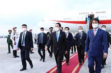 Le Premier ministre japonais entame sa visite officielle au Vietnam