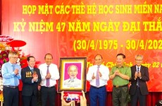 Le président Nguyên Xuân Phuc salue les anciens élèves du Sud dans le Nord