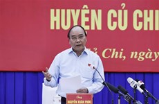 Le président Nguyen Xuan Phuc rencontre des électeurs de Ho Chi Minh-Ville