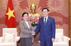 Le président de l'AN Vuong Dinh Huê reçoit la présidente de la Cour populaire suprême du Laos 