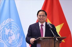 Le PM Pham Minh Chinh rend visite à Mission permanente du Vietnam auprès de l’ONU