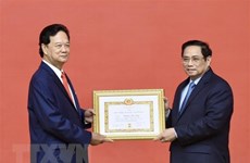 L’ancien PM Nguyên Tân Dung décoré de l’Insigne des 55 ans d’adhésion au Parti
