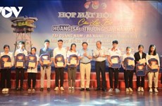 Le club “Pour Hoang Sa - Truong Sa bien-aimés” accorde des bourses d’études à des étudiants démunis