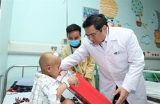 Le PM rend visite à des enfants malades à l'occasion de la Journée internationale de l'enfance