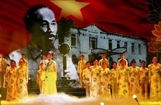 Spectacle louant le Président Ho Chi Minh dans la mégapole du Sud