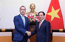Le chef de la diplomatie vietnamienne reçoit le vice-ministre italien des Affaires étrangères