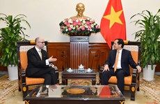 Le ministre des AE Bui Thanh Son reçoit l'ambassadeur du Canada au Vietnam  