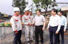 Le PM Pham Minh Chinh dialogue avec les travailleurs de tout le pays