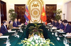 Le vice-Premier ministre Le Minh Khai travaille avec son homologue cambodgienne