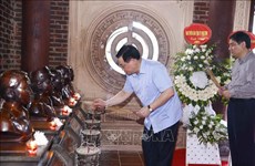Le président de l’AN Vuong Dinh Hue offre de l'encens pour commémorer les Morts pour la Patrie