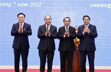 De hauts dirigeants vietnamiens reçoivent les Ordres du Laos