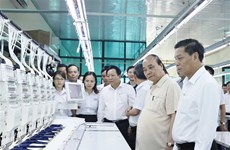 Le président Nguyen Xuan Phuc visite une usine de confection à Hai Phong