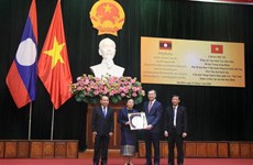 Le vice-président de l’Assemblée nationale du Laos Sounthone Xayachack se rend à Hoa Binh