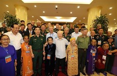 Le leader du PCV Nguyên Phu Trong rencontre des personnes méritantes à Hanoï