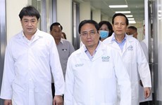 Le PM Pham Minh Chinh travaille avec les unités d'expertise de l'ADN des restes de Morts
