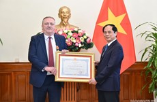 L’ambassadeur de Hongrie au Vietnam décoré de l’Ordre de l’Amitié