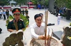 Le vice-PM Pham Binh Minh rend hommage aux martyrs à Vi Xuyên