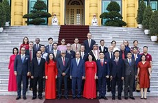 Le président de l'Etat reçoit les délégués internationaux au Congrès de la Croix-Rouge vietnamienne
