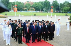 Fête nationale : les dirigeants rendent hommage au Président Hô Chi Minh