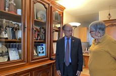 L’ambassadeur du Vietnam en France rend visite à la famille de la camarade Raymonde Dien