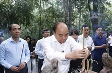 Le président Nguyen Xuan Phuc offre de l'encens au Vestige national spécial de Tan Trao