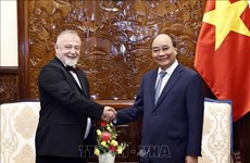  Le président Nguyên Xuân Phuc reçoit de nouveaux ambassadeurs   