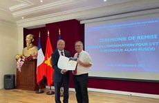 Remise du Prix vietnamien de l’Information à l’historien Alain Ruscio