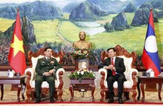 Des dirigeants lao reçoivent le ministre vietnamien de la Défense