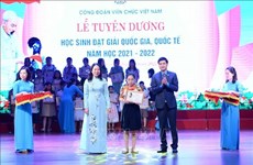 La vice-présidente Vo Thi Anh Xuân honore des élèves brillants