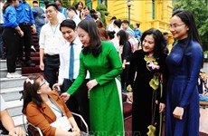 La vice-présidente Vo Thi Anh Xuân rencontre de jeunes handicapés exemplaires