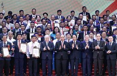Nguyen Xuan Phuc rend hommage à 100 agriculteurs les plus performants 