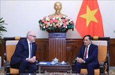 Le ministre vietnamien des AE reçoit le ministre australien du Commerce et de la Fabrication
