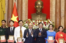 Le président Nguyên Xuân Phuc salue les modèles d’émulation de Vinh Long