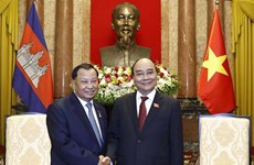 Le président Nguyen Xuan Phuc reçoit le président du Sénat du Cambodge Samdech Say Chhum