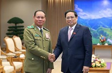 Le PM Pham Minh Chinh reçoit le vice-PM et ministre lao de la Sécurité publique