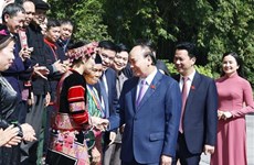 Le président rencontre des personnes modèles de la province de Hà Giang