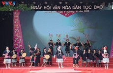 À Son La, une troupe artistique villageoise chante le patrimoine culturel des Dao