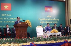 Les PM vietnamien et cambodgien à un forum sur la promotion du commerce et des investissements