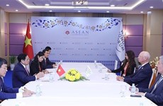 Le PM Pham Minh Chinh rencontre le président du Forum économique mondial