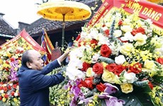 Le président offre de l’encens en hommage aux devanciers à Nghê An