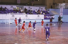Au Vietnam, les footballeurs en herbe ont leurs tournois