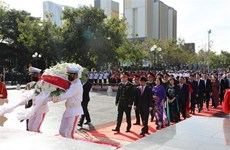 Hommage aux héros devant le Monument de l’amitié Vietnam-Cambodge
