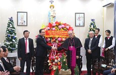Un haut dirigeant présente ses vœux de Noël 2023 à l’archidiocèse de Huê