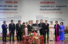 Une exposition des souvenirs racontre les relations spéciales Vietnam-Laos