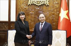 Le président Nguyên Xuân Phuc reçoit l’ambassadrice de Roumanie