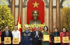 Le président Nguyên Xuân Phuc reçoit des personnes exemplaires de gentillesse