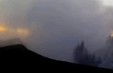 Un volcan indonésien entre en éruption, forçant l'évacuation de centaines de personnes