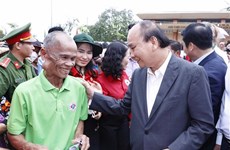 Le président Nguyen Xuan Phuc remet des cadeaux du Têt à des pauvres de Kien Giang