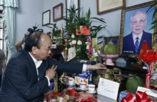 Têt : le président Nguyên Xuân Phuc rend une visite aux familles des anciens dirigeants du Parti et de l'État